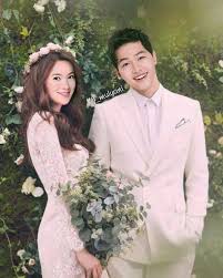 A marriage is not only a private matter but also a meeting between two families, so it was a delicate situation in many ways. Song Hye Kyo And Song Joong Ki Pernikahan Pengantin Gaun Pengantin