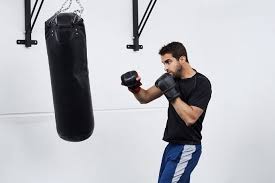 Den klassischen stehenden boxsack können sie problemlos als hobbyboxer zu hause einsetzen. Boxtraining Verschiedene Formen Des Trainings Notige Ausrustung Und Tipps