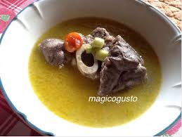Fare dei tagli sul dorso degli ossobuco, per evitare che si arricci durante la cottura. Brodo Di Ossobuco Con Chiodi Di Garofano Magicogusto Brodo Ricette Zuppe E Minestre