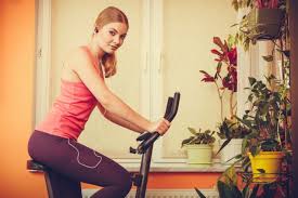 Per bruciare calorie in casa, potete esercitarvi con il salto della corda, si tratta di un'alternativa ideale alla faticosa corsa o alla noiosa camminate. Quante Calorie Si Bruciano Con Cyclette E Bici Donnad