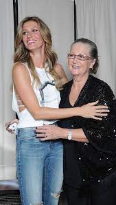 Her mother, vânia bundchen, is of german descent. Mae De Gisele Recebe Atencao Especial Nos Bastidores Do Ultimo Desfile Veja Fotos Emais Estadao