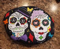 Super cute sugar skull craft. Tutorial—>  https://colormadehappy.com/sugar-skull-craft-painted-flower-pots/