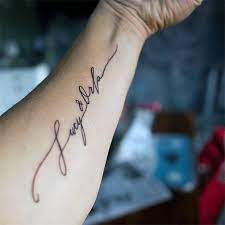 Tatouage phrase à lintérieur du bras 30 jolis messages à. Avez Vous Des Tatouages Page 169 Forums Madmoizelle Com Tatouage Poignet Tatouage Prenom Poignet Calligraphie Tatouage