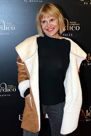 Eugenia martínez de irujo disfrutaba de los veranos siempre acompañada de la prenda que ahora no puede ser más tendencia: Eugenia Martinez De Irujo Sorprende Con Un Llamativo Cambio De Look