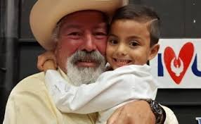 Oliver León Robles recibe obsequios