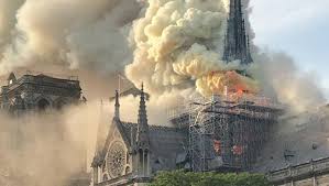 Imaginile surprinse de amatori vorbesc de la sine. Incendiu La Catedrala Notre Dame De Paris Video Economica Net