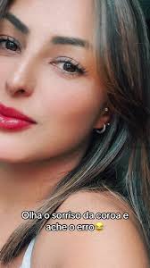 Coroa Bonita: Sorriso Hipnotizante e Charmoso