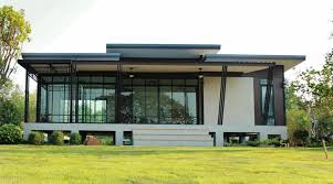 บ านน อคดาวน สไตล โมเด ร น ล กษณะบ านแบบหล งคาเพ งหมาแหงนไล ระด บ ต วบ านยกพ นส ง 1 5 เมตร หน าบ านม ระเบ ยงเป นแนวยาวต สถาป ตยกรรมบ าน บ านโมเด ร น บ านในฝ น