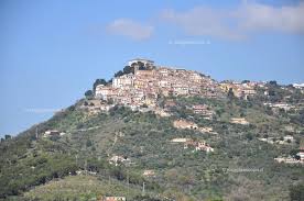 Placed between paestum and velia, the castellabate town is one of the most important beach centers along the cilento national park coast, also rich of many historical and cultural places. Cosa Vedere A Castellabate Citta Di Benvenuti Al Sud Nel Cilento