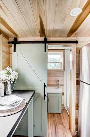 Barn Door Le Porte Scorrevoli Da Fienile Modern Tiny House Tiny House Interior Design Tiny House Bathroom