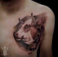 realistic cow tattoo by lebende legend tattoo studio erstes tattoo beste tattoo