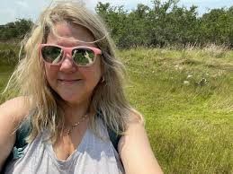 Tracy Lowe's Instagram, Twitter & Facebook