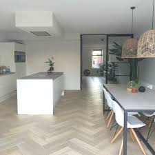 leefkeuken nieuwbouwhuisgroningen witte keuken visgraat pvc vloer therdex giga meubel eiken eettafel witte keuken keuken vloeren keuken ontwerp
