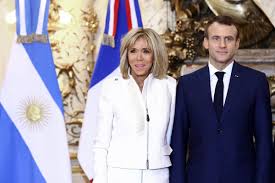 Video Des Gilets Jaunes S Invitent Chez Brigitte Et Emmanuel Brigitte Macron Gilet Jaune Gilet