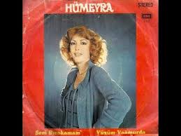 15 ekim 1947 doğumlu hümeyra akbay şarkıcı, besteci, söz yazarı, albüm yapımcısı ve aynı zamanda oyunculuğu ile büyük beğeni toplamıştır. Humeyra Seni Birakamam Yuzum Yagmurda 1978 Vinyl Discogs