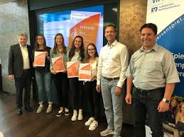 Während dieser zeit hatten eine vielzahl von auszubildenden aus ganz bayern die möglichkeit in drei. Schulerinnen Und Schuler Der Geschwister Scholl Schule Leutkirch Nehmen Erfolgreich Am Vr Borsenspiel 2019 Teil Geschwister Scholl Schule Leutkirch