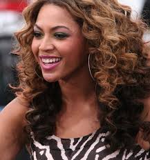 The loco loose curls dance around. Beyonce Knowles Curly Ombre Hairstyle Hairstyles Weekly