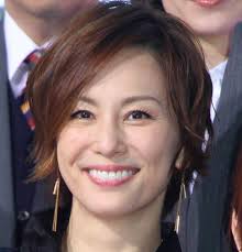 米倉涼子の髪型はショートボブが最高 後ろ姿からもチェック buzzl 米倉涼子 ヘアスタイル ショートボブ 髪型