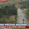 Baleado, lázaro é retirado da viatura policial e colocado na ambulância dos bombeiros 1