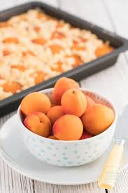 Diese aprikosentorte ist zudem noch fruchtig, cremig, aber auch knusprig. Aprikosenkuchen Mit Quark Streuseln Backen Macht Glucklich