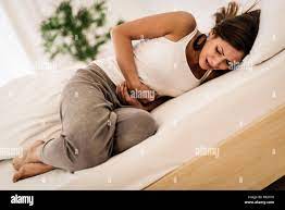 Nackte Frau zusammengerollt auf Bett nach einer Amputation erleiden  Stockfotografie - Alamy