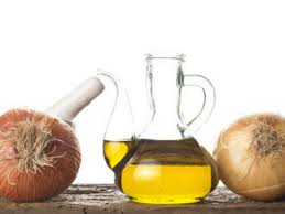 It can reduce frizz, ease an itchy scalp, deep condition, and works as a sealant to lock moisture into dry hair. Benefits Of Using Onion Hair Oil Is Onion Oil Good For Hair