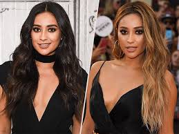 Shay Mitchell Debuts Honey Blonde Highlights At Muchmusic Video Awards Hair Color For Tan Skin Honey Hair Color Skin Tone Hair Color