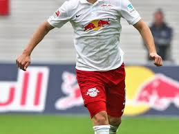 Er steht seit der saison /16 beim bundesligisten fc bayern münchen unter vertrag und gewann mit. Bundesliga Fc Bayern Holt Joshua Kimmich Vom Vfb Stuttgart Der Spiegel