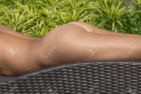 Mädchen Sonnt Nackt In Einem Tropischen Garten Lizenzfreie Fotos, Bilder  Und Stock Fotografie. Image 36966490.