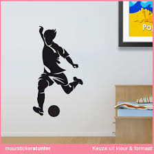 muursticker voetballer schot op goal kies formaat kleur muurstickers voetbal kunst voetballers