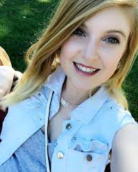 The left is how it started. The right is how it's going. I have bought more  than 30 bottles since joining just a few months ago. Wow. I'm seriously  addicted. 💕👌🏼