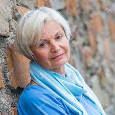 Zuversichtlich, Natur ältere Frauen Posiert Auf Backsteinmauer Lizenzfreie  Fotos, Bilder Und Stock Fotografie. Image 45367769.