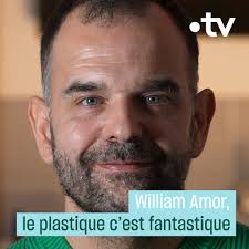 À partir de déchets, l'artiste William Amor crée des fleurs délicates et  gracieuses. Une véritable leçon d'art et de respect de l'environnement.