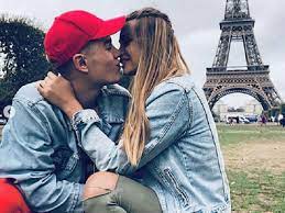 1 source for hot moms, cougars, grannies, gilf, milfs and more. Emma Muscat E Biondo Il Bacio Sotto La Tour Eiffel Ti Amo