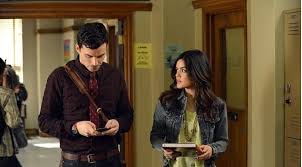 Dans les relations amoureuses, comme tant d'autres choses, ce sont aussi les petites choses qui comptent. Riverdale Pretty Little Liars 5 Profs Qui Sont Sortis Avec Leurs Eleves Badteacher Serieously