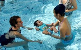 Usia Terbaik Mengajak Bayi Berenang Pertama Kali