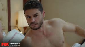 The starring is şevval sam, eda ece, nesrin cavadzade and berk oktay. Yasak Elma Da Buyuk Ihanet