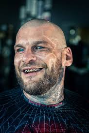 Popek ayrıca pain be my guest videosu için gözbebeklerine dövme yaptırmak ve kancalara asılmak gibi aşırı davranışlarıyla da tanınır. Popek Monster The Polish Rapper And Mma Fighter Jobbiecrew Com