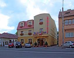 Hotel serban de 3 stele, situat la doar 5 minute de centrul istoric al orasului brasov, este un complex de arhitectura moderna, deschis. Hotel Brasov In Romania Room Deals Photos Reviews