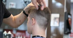 Di samping pengemasan berkelanjutan dan produk rambut intensif seperti sampo yang dibuat khusus, alat untuk wajah adalah produk yang sedang tren untuk dijual pada tahun 2021. 30 Model Rambut Pendek Pria Potongan Yang Tak Pernah Basi