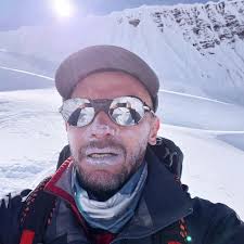 Seguimos en Manaslu. La avalancha de la semana pasada entre campo 3 y campo  4 en la que murió un Sherpa y 8 mas resultaron heridos nos hizo  replantearnos si continuar con