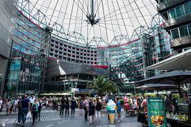 Vom internationalen stararchitekten helmut jahn entworfen, zählt das sony center am potsdamer platz heute zu einer der hauptattraktionen berlins. Sony Center Am Potsdamer Platz Entertainment Center