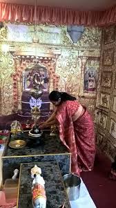 Hindu Woman Praying In A Hindu Temple Wedding Saree Indian Hindu Indian Wedding Sari