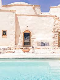 The Outstanding White Of The Country House In Ostuni Makes A Stunning Contrast With The Green Shade Of The Pool Nel 2020 Luoghi Di Vacanza Viaggi Villa
