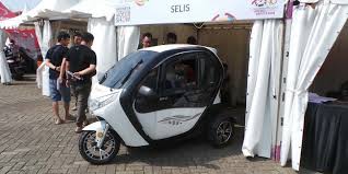 Sepeda motor listrik roda tiga yang viral belakangan ini dan terakhir tertanggap kamera di wilayah kuningan, jakarta selatan Jajal Motor Kabin 3 Roda Selis Butuh Waktu Adaptasi Sesaat Otosia Com