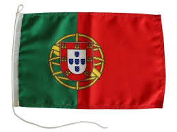 Na střetu těchto dvou pruhů je umístněn na spojnici těchto dvou pruhů se nachází portugalský znak, který zasahuje stejnou měrou do obou polí. Vlajka Portugalsko 20x30cm Avar Yacht Cz