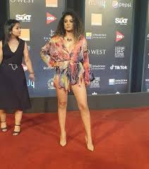 It is located on the red sea in the red sea governorate of egypt, 20 kilometres (12 miles) north of hurghada.it is part of the red sea riviera, and a host city of the el gouna film festival. Ø³Ø§Ø±Ø© Ø­ÙØ§Ø´Ù ØªØ¨Ø§ÙØº ÙÙ Ø§ÙØ¹Ø±Ù ÙØªØ±ØªØ¯Ù ÙØ³ØªØ§Ù Ø£ÙØ±Ø¨ Ø¥ÙÙ Ø§ÙÙØ§ÙÙÙ Ø¨ÙÙØ±Ø¬Ø§Ù Ø§ÙØ¬ÙÙØ© ØµÙØ± ÙØ§ÙÙ ÙÙÙØ²