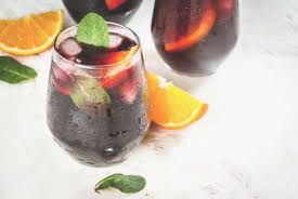 Es verano, y a huey se le ocurre reabrir un viejo bar con sus amigos benji y bobby. Traditionelles Spanisches Sommerauffrischungsgetrank Cocktail Tinto De Verano Mit Wein Eis Und Frischen Orangenstucken Auf Weissem Stein Tisch Kopieren Sie Platz Lizenzfreie Fotos Bilder Und Stock Fotografie Image 75782807