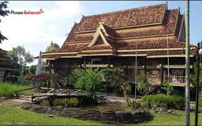Bentuk denah rumah diatas adalah persegi panjang (lebar = 7m dan panjang = 10m). Rumah Adat Jambi Gambar Dan Penjelasan Lengkapnya