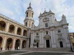 La basilica della santa casa sorge sulla piazza della madonna, ed è il principale luogo di culto cattolico di loreto, in provincia di ancona, al termine della via lauretana. Basilica Della Santa Casa Basilica Of The Holy House Loretoåœ£å®¶åœ£æ®¿çš„å›¾ç‰‡ Tripadvisor